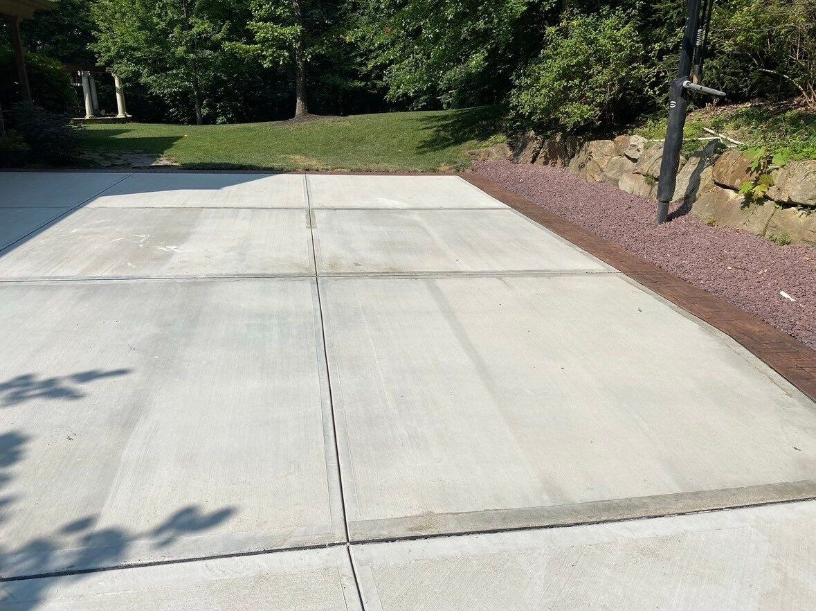 Exposed aggregate patio surface with contrasting border